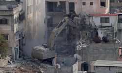 İşgalci İsrail ordusu, Batı Şeria'da Filistinlilere ait bir evi yıktı