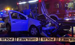 Ümraniye'de otomobil bariyerlere saplandı: 1 ölü, 1 yaralı