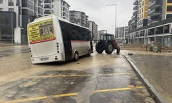 Edirne'de yağış nedeniyle yol çöktü, minibüs çukura düştü