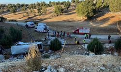 Mersin'de işçi servisi şarampole devrildi