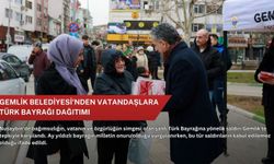 Gemlik Belediyesi'nden vatandaşlara Türk bayrağı dağıtımı