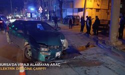 Bursa’da virajı alamayan araç elektrik direğine çarptı