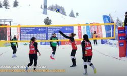 Osmangazi'den Uludağ'da nefes kesen kar voleybolu şöleni