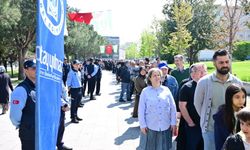 Bursa'da izdiham yaratan dağıtım! Gören sıraya girdi, sonu gelmedi...