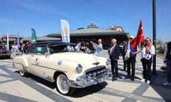 BURSA SOKAKLARINDA KLASİK ARABA RÜZGARI