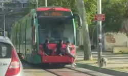 Bursa’da tramvayda ölümle dans eden gençler pes dedirtti