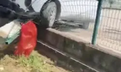 Bursa'da kontrolden çıkan araç okul duvarına gömüldü!
