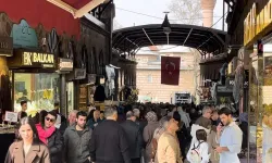 Bursa Kapalı Çarşı’da bayram mesaisi: Tarihi Çarşı’da insan seli!