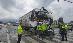 Bursa'da can pazarı: Tır sürücüsü kabinde sıkıştı!