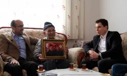 Orhaneli’de Babalar Günü’nde şehit babalarını duygulandıran hediye