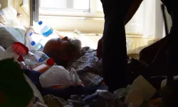 Yaşlı adam çöp evden kurtarıldı