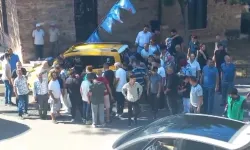 Otobüse binmek isterken taksinin altında kaldı!