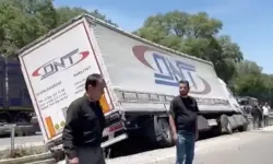 Bursa’da Lastiği Patlayan Tır Refüje Girdi: Trafik Felç Oldu!