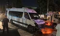 Bursa’da  servis aracı refüje çıktı!
