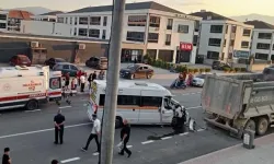 Bursa’da gece yarısı korkunç kaza! Servis minibüsü kamyona böyle çarptı