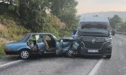 Bursa’da korkutan kaza! Minibüs ile otomobil kafa kafaya çarpıştı