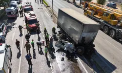 Bursa’da zincirleme kaza! Kabini kopan kamyon dehşet saçtı, yol savaş alanına döndü