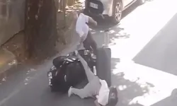 Bursa’da elinde valiziyle karşıya geçiyordu! Devrilen motosiklet dehşet saçtı