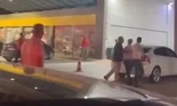 Bursa’da benzin istasyonunda kavga! Sopalarla birbirlerine saldırdılar