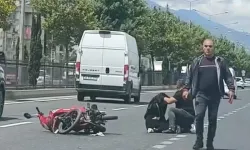 Bursa’da feci kaza! Motosikletli çift çarpışmanın şiddetiyle yola savruldu
