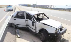 Bariyerlere çarpan otomobil iki büklüm oldu: 1 yaralı