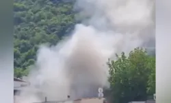 Bursa Yıldırım’da 3 katlı binanın çatısı alevlere teslim oldu