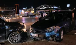 Bursa'da ışıklı kavşakta zincirleme kaza! 5 kişi yaralandı