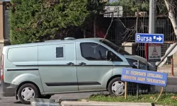 Bursa’da korkutan manevra! Zırhlı para nakil aracı refüje savruldu
