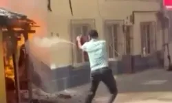Bursa’da ev alevlere teslim oldu! Vatandaşlar yangın tüpleriyle müdahale etti