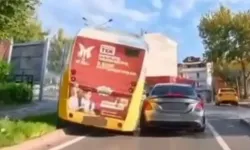 Bursa’da minibüs kontrolden çıktı! Elektrik direğine böyle çarptı