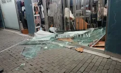 Bursa'da otomobil vitrin camlarını kırıp mağazaya girdi! Sürücü aranıyor