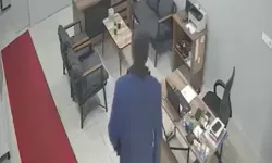 Bursa'da tamirhaneye giren şüpheli telefonu böyle çaldı! O anlar kamerada