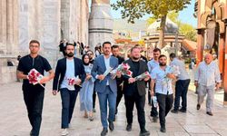 Bursa Ulu Camii’nde Mevlid Kandili buluşması! AK Partili gençler gül dağıttı