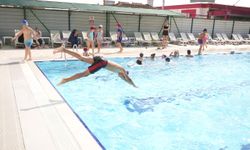 Bursa Yenişehir’de çocuklara yaz fırsatı! 140 minik sporcu yüzme öğrendi