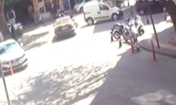 Bursa'da motosiklet kazası kamerada! Çarpışmanın etkisiyle yere savruldu