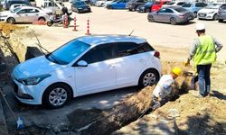 Bursa’da ilginç görüntü! Otomobili kaldıramayınca çevresini kazdılar