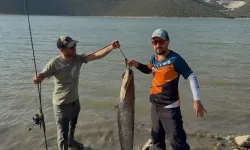 Bursa’da turna beklerken oltaya 13 kiloluk dev yayın balığı takıldı!