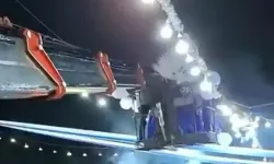 Bursa’da görenleri şaşırtan düğün girişi! Gelin ve damat vinçle sahneye indi