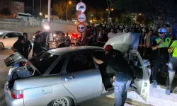 Bursa’da kontrolden çıkan otomobil alt geçide savruldu! Sürücü araçta sıkıştı