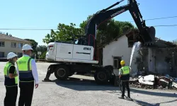 Bursa Karacabey’de yıllardır kullanılmayan eski okul lojmanı yıkıldı!