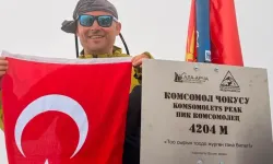 Bursalı dağcı 4 bin 204 metreye çıktı! Zirvede yaptığıyla dikkat çekti