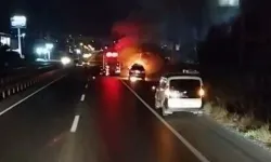 Bursa Gemlik yolunda seyir halindeki otomobil alevlere teslim oldu! O anlar kamerada