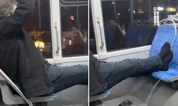 Bursa’da toplu taşımada şaşırtan görüntü! Ayaklarını karşı koltuğa uzattı