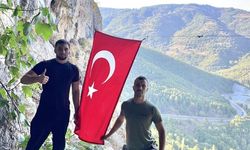 Bursa’da iki gençten anlamlı tırmanış! Yıpranan Türk bayrağını yenilediler
