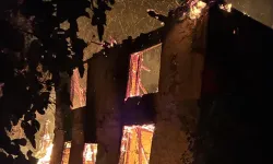 Bursa’da 2 katlı metruk bina alevlere teslim oldu!