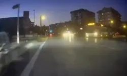 Bursa’da otobüs kırmızı ışığı hiçe saydı! Motosikletliyle yaşananlar kamerada