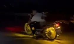 Bursa-Ankara yolunda tehlikeli yolculuk! Motosikletin üzerine yatarak ilerledi