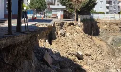 Bursa’da okul bahçesi çöktü! Kazı çalışması sonrası korkutan görüntü
