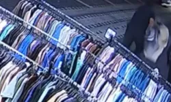 Bursa’da akılalmaz hırsızlık! Mağaza önündeki tişörtleri böyle çaldılar