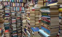 45 metrekarelik dükkânda tam 35 bin kitap! Bursa'daki hikâye şaşırtıyor
